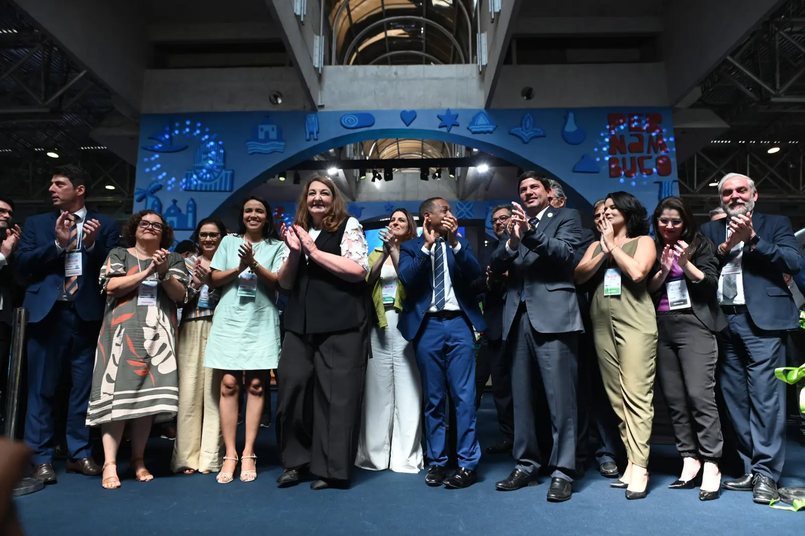 Convidados aplaudindo na inauguração do estande de Pernambuco