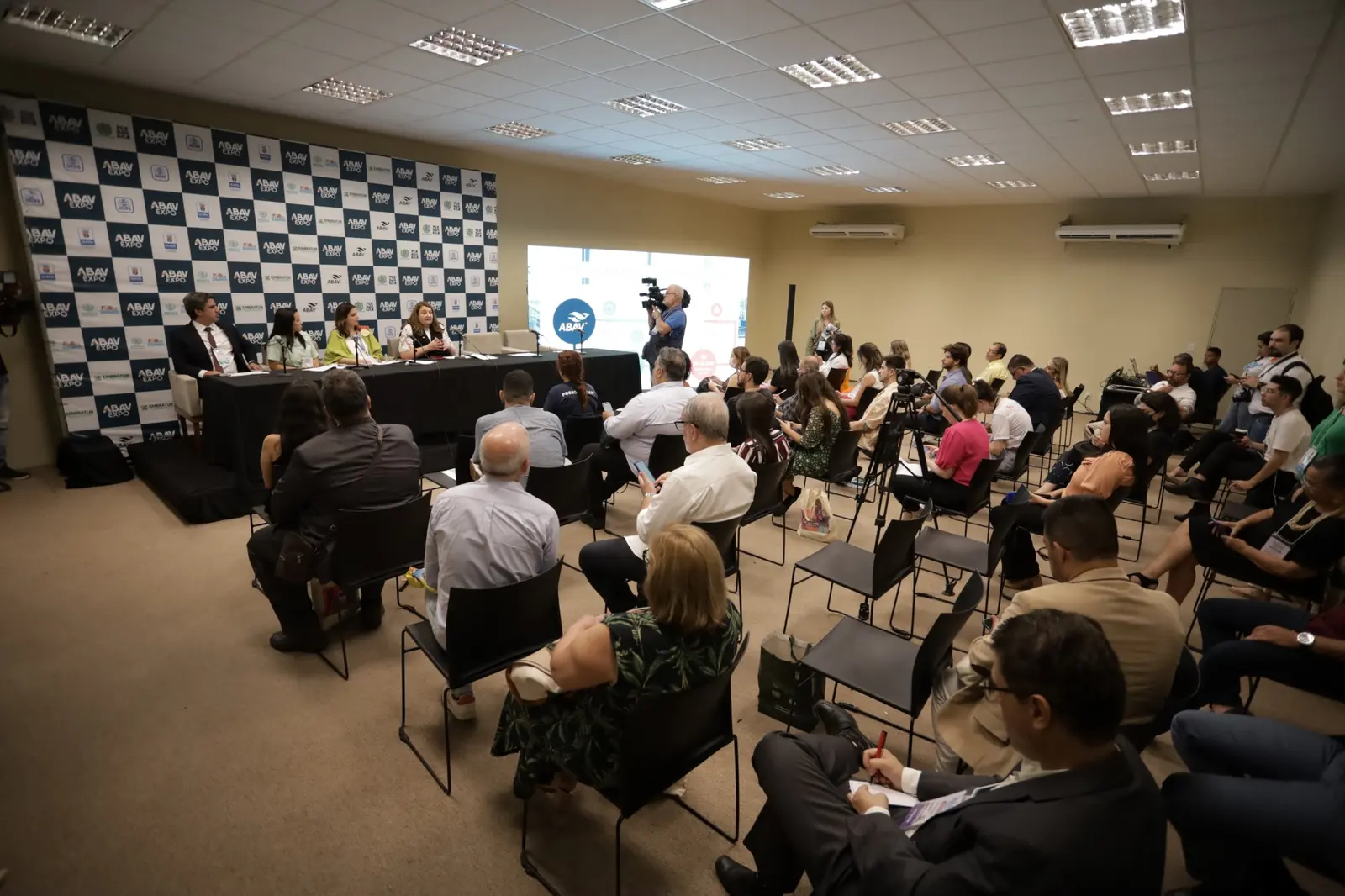 Coletiva de imprensa da ABAV Expo 2022 com jornalistas e cinegrafistas na plateia