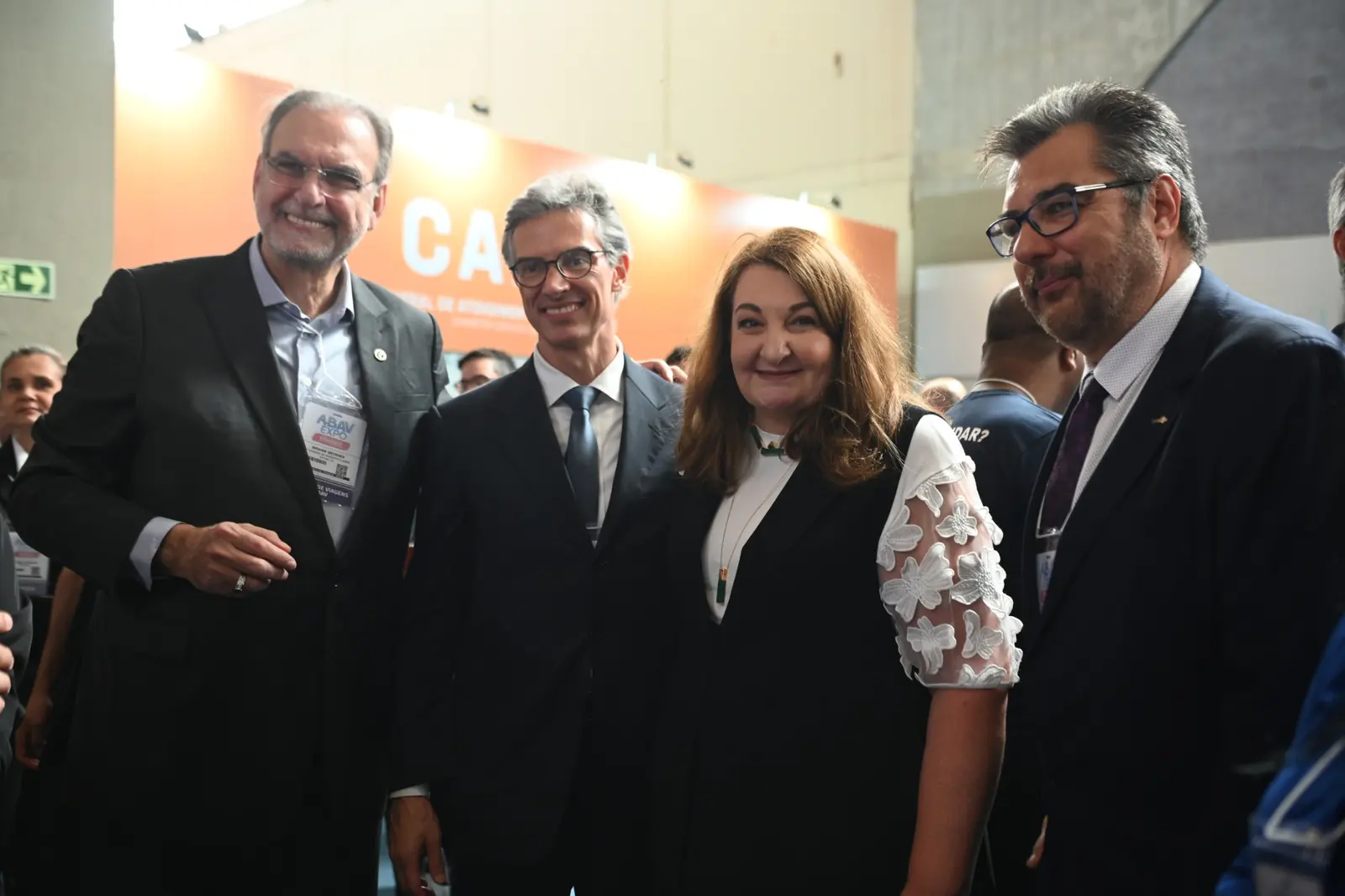 Convidados posando para foto no pavilhão da ABAV Expo 2022