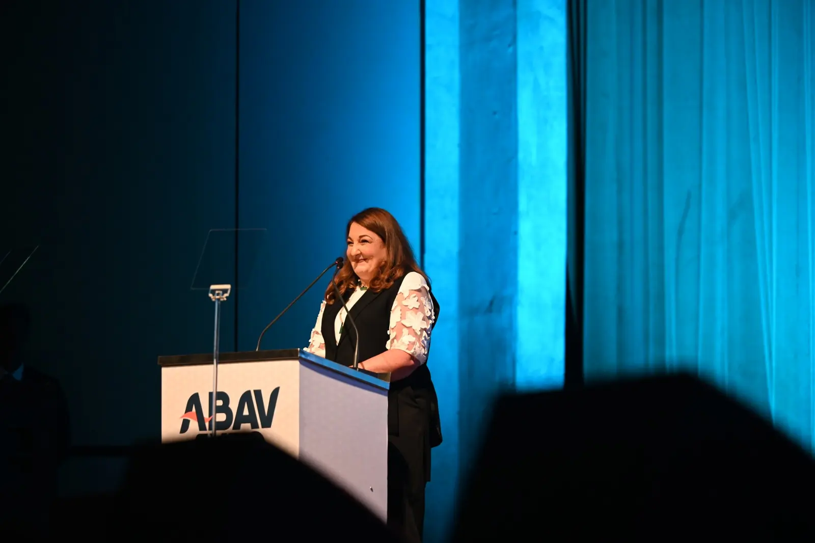 Discurso no púlpito da ABAV com iluminação azul de palco