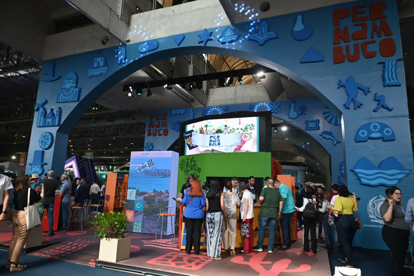 Estande de Pernambuco na ABAV Expo 2022, com visitantes no pavilhão, em foto da Cacoete Produções
