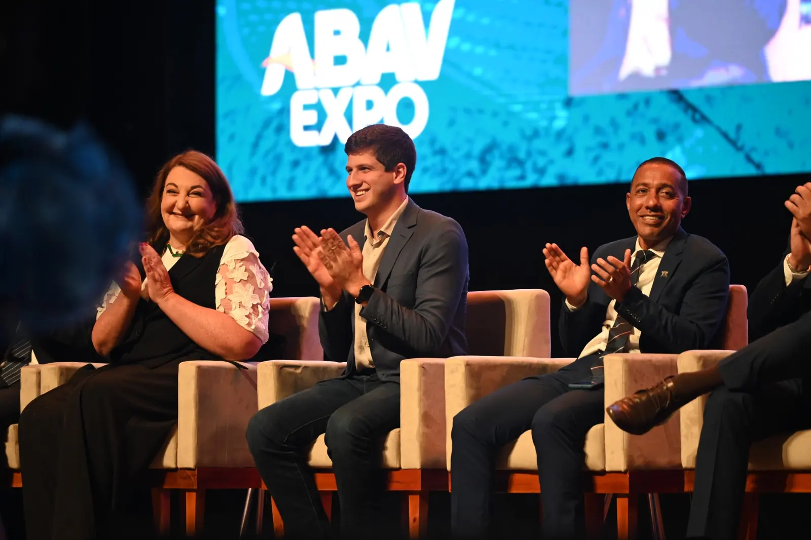 Autoridades aplaudindo no palco da cerimônia de abertura da ABAV Expo 2022