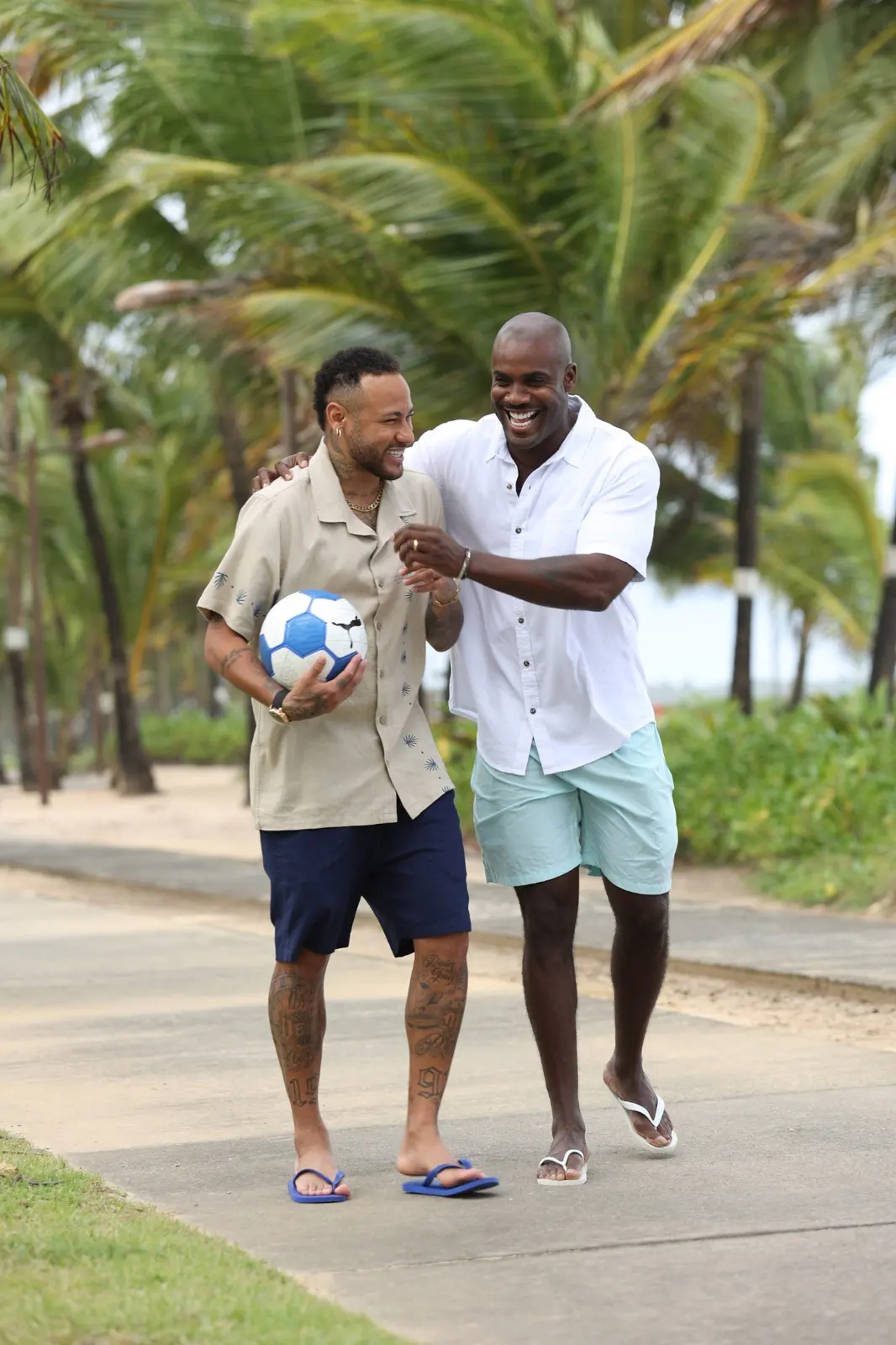 Neymar Jr. caminhando com bola entre coqueiros em cena da campanha DUE