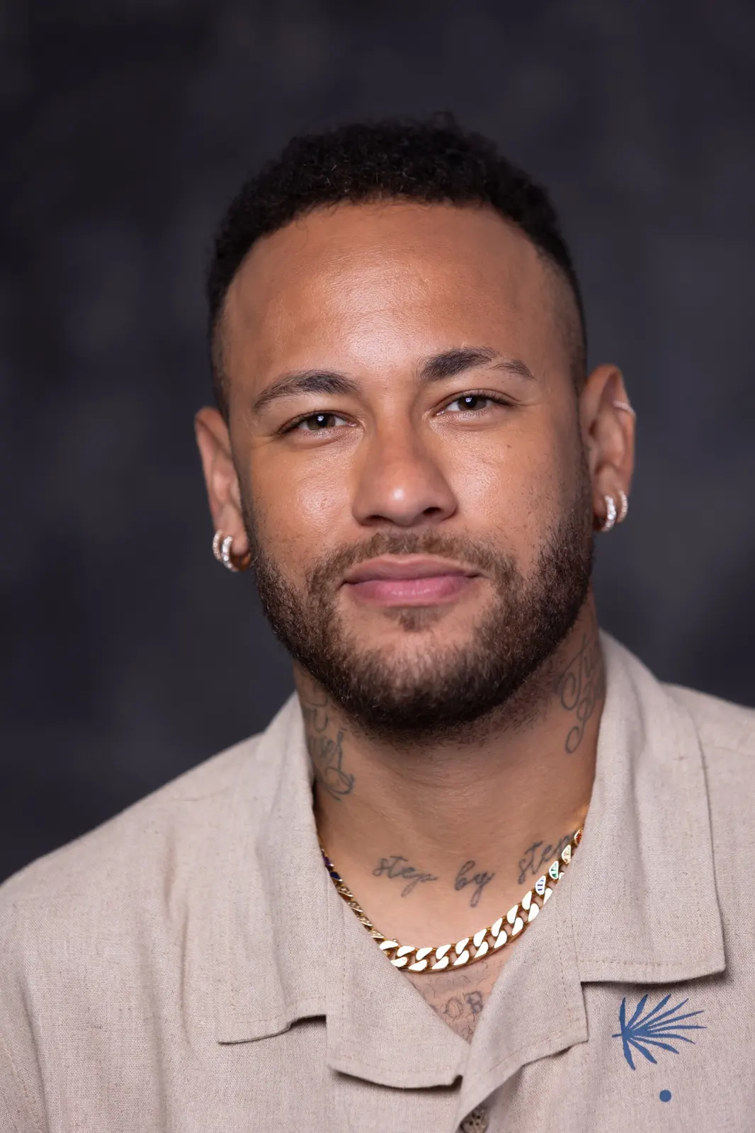 Retrato em close de Neymar Jr. com fundo escuro de estúdio