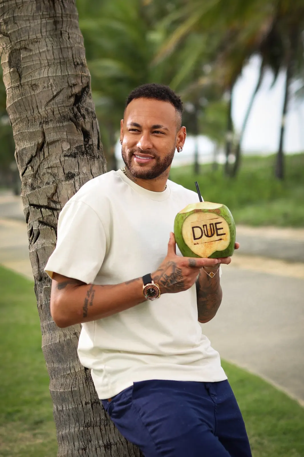 Neymar Jr. segurando coco com a marca DUE gravada na casca