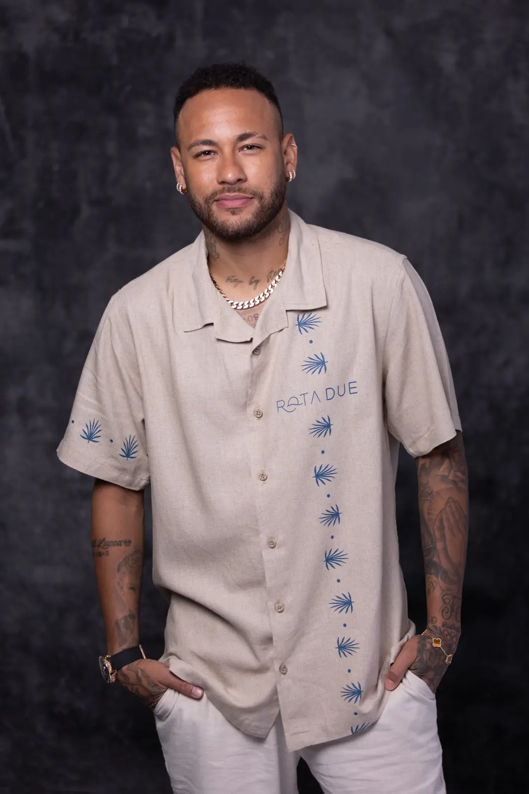 Retrato de corpo de Neymar Jr. com camisa Rota DUE em fundo texturizado