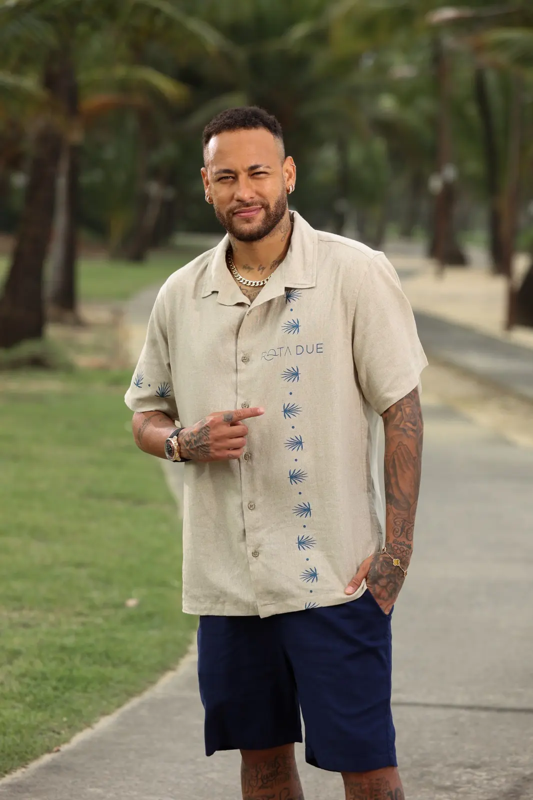 Retrato de Neymar Jr. com camisa Rota DUE em locação externa