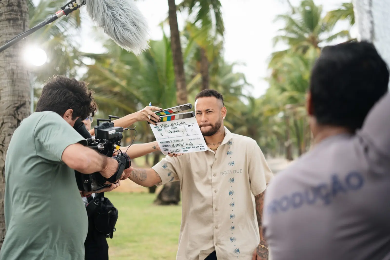 Claquete e câmera de cinema no set da campanha DUE com Neymar Jr., gravado pela Cacoete Produções