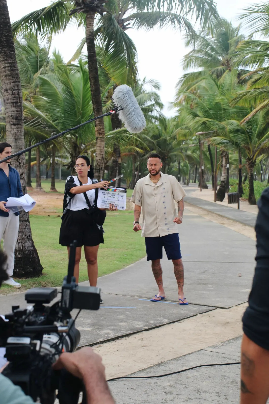 Assistente batendo a claquete com boom de som direto no set da campanha DUE