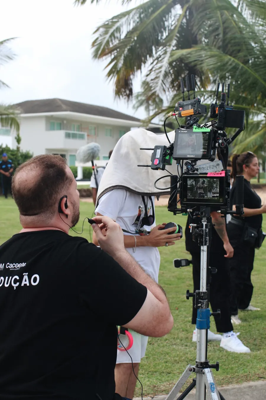 Equipe de produção da Cacoete acompanhando os monitores de câmera em gravação externa