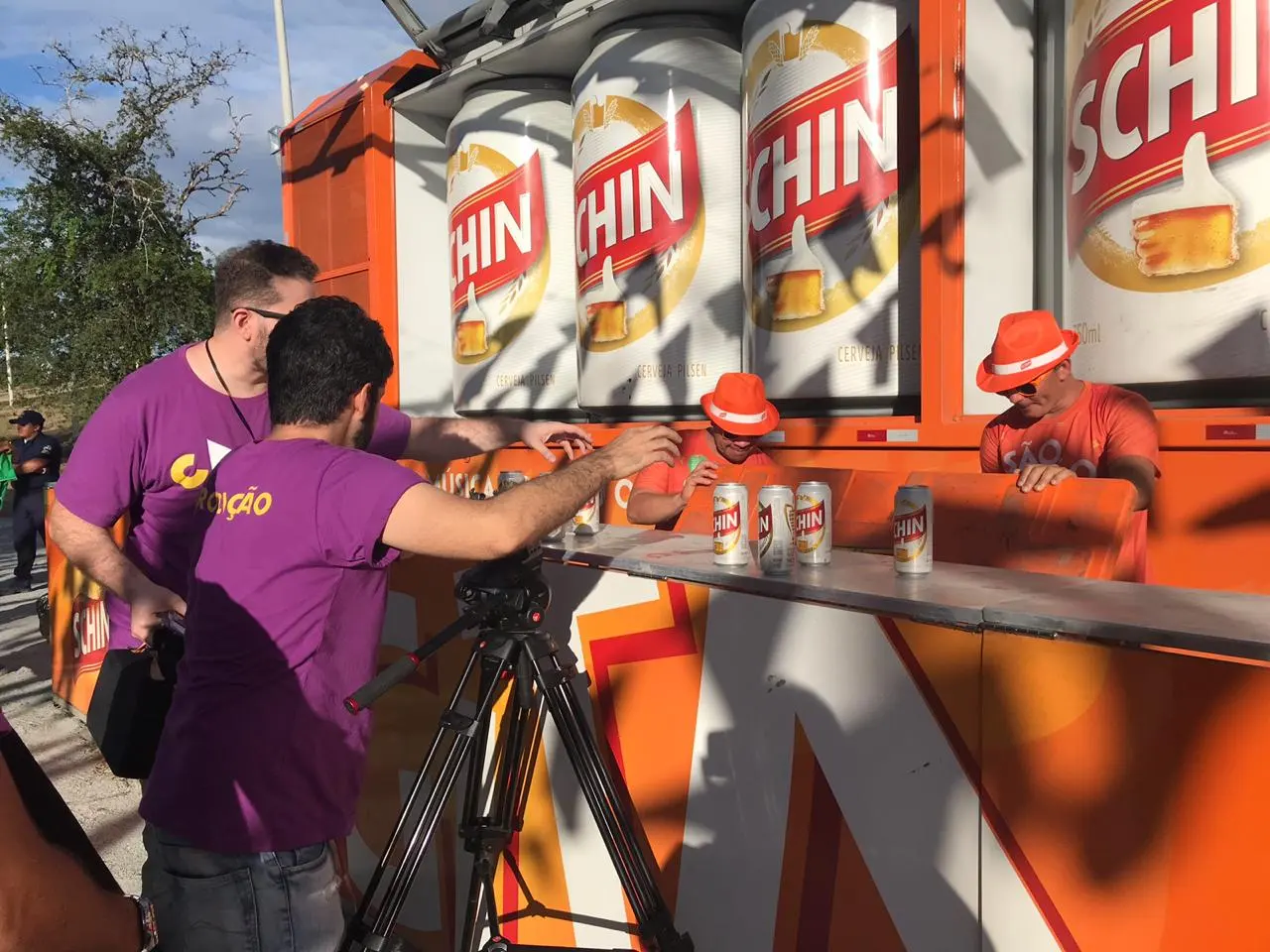 Equipe da Cacoete gravando a ativação da Schin no São João, com câmera no tripé