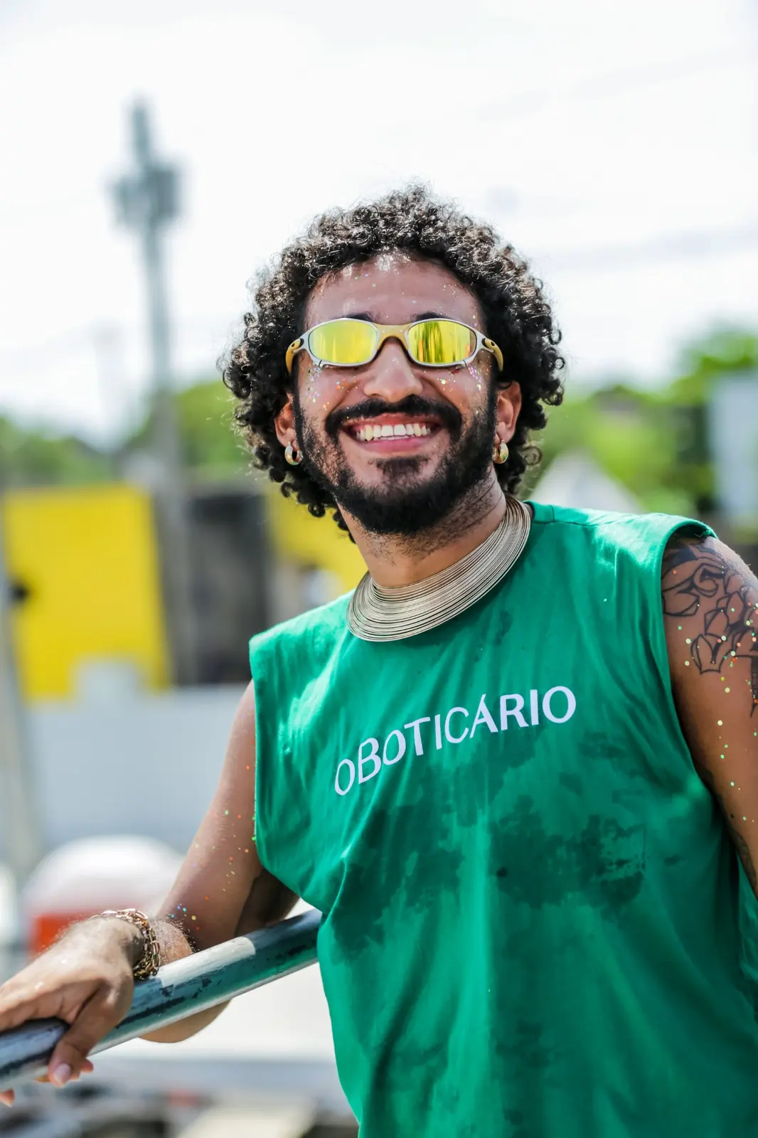Participante sorrindo com camiseta de O Boticário durante ativação da marca