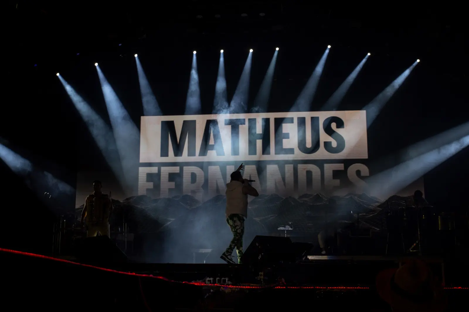 Show de Matheus Fernandes no São João de Caruaru, com feixes de luz no palco